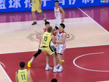 这提前站好了吧？李弘权篮下补防被吹阻挡犯规