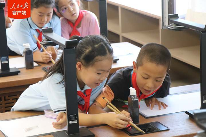 　　山西省教育援疆重点工程阜康市晋和小学，学生们正在上书法课。人民日报记者尚嵘峥摄