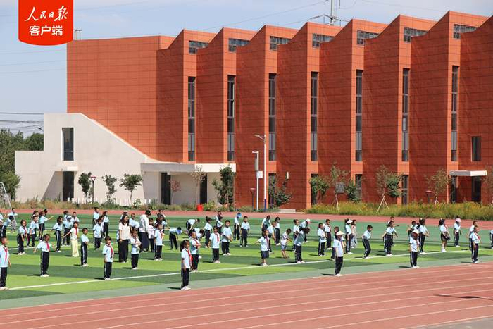 　　山西省教育援疆重点工程阜康市晋和小学，学生们正在做课间操。人民日报记者尚嵘峥摄