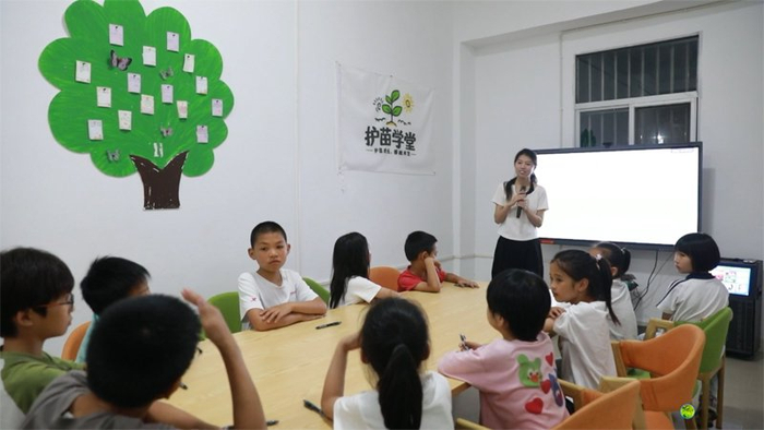 杨涵雯在“护苗学堂”和孩子们一起开展课后拓展活动。王恩慧/摄