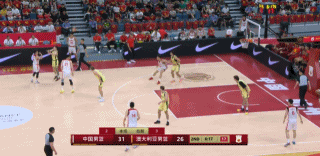 技术扎实得很！王俊杰低位背打 转身强突护球上篮命中！