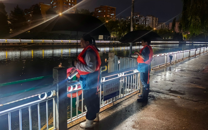 北京市城市河湖管理处南环管理所工作人员在南护城河进行夜间巡查。北京市水务局供图