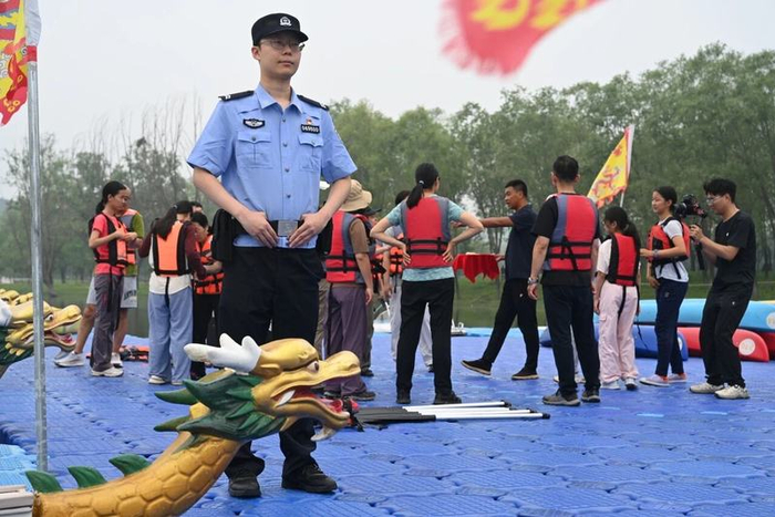 执勤民警在码头登船区、沿岸步道、观赛点位定点值守。昌平公安供图