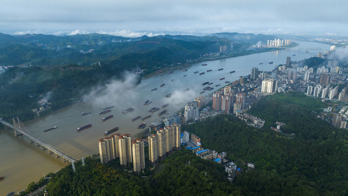 在西江航运干线广西梧州市区段，往来船舶如梭（无人机照片）。新华社发（何华文摄）
