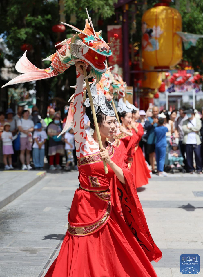 ↑ 6月21日，演员在天津市西青区杨柳青古镇为游客表演节目。新华社记者 李然 摄