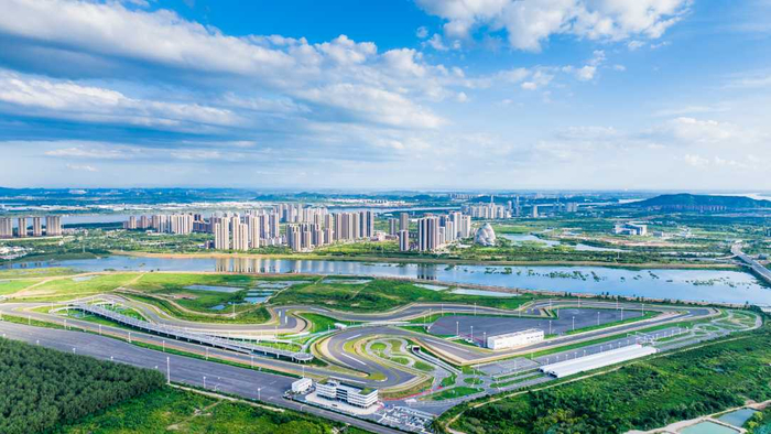 图为位于武汉经开区军山新城的武汉智能网联汽车测试场。李岿摄
