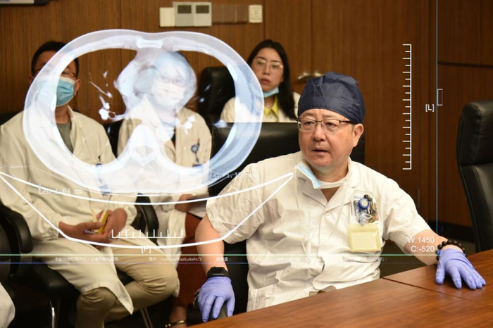上海市胸科医院肿瘤科学术带头人陆舜教授正联合团队为患者会诊。上海市胸科医院供图