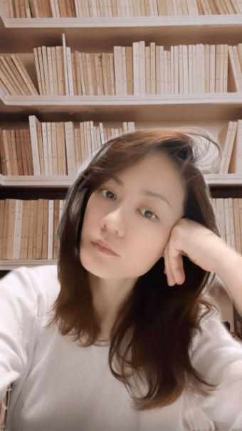 简慕华保养得宜，被称赞冻龄有术。
