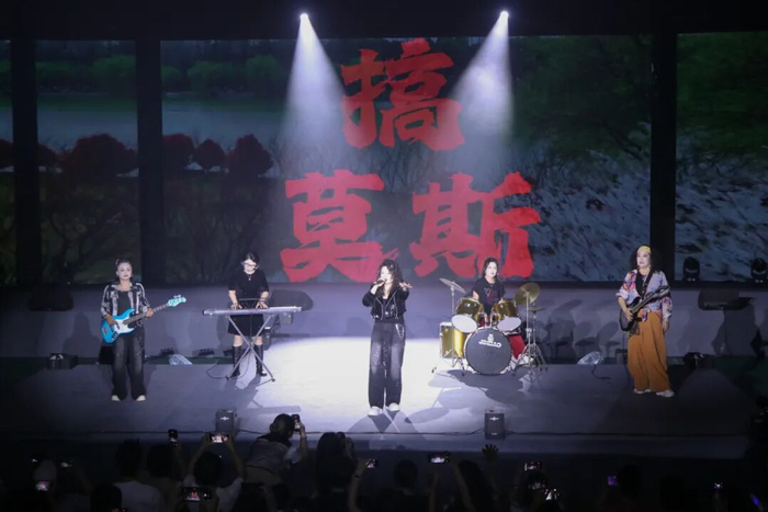 △郑俊（贝斯），曾庆丽（键盘），李薇（主唱），刘双清（架子鼓），曾惠珍（吉他）。