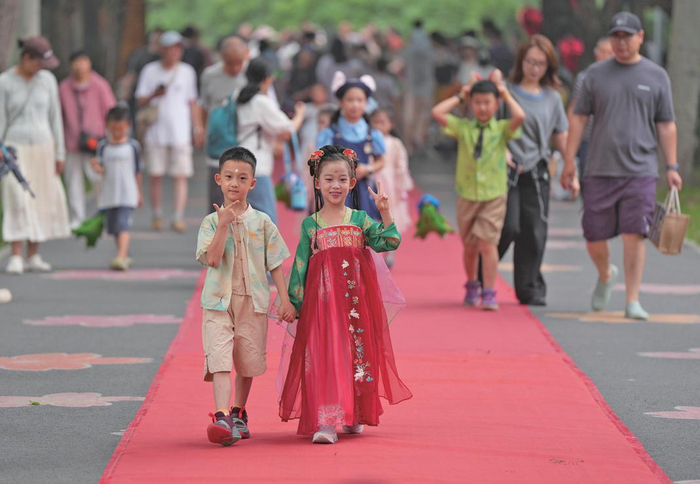 6月19日，南苑森林湿地公园端午活动，一对双胞胎在进行红毯秀。　新京报记者　陶冉　摄
