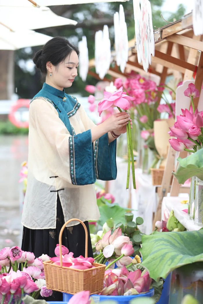 ▲“荷”你有约淀山湖湖畔荷花市集