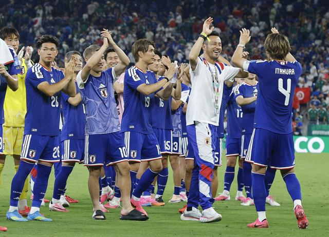 日本队4比0大胜突尼斯后庆祝