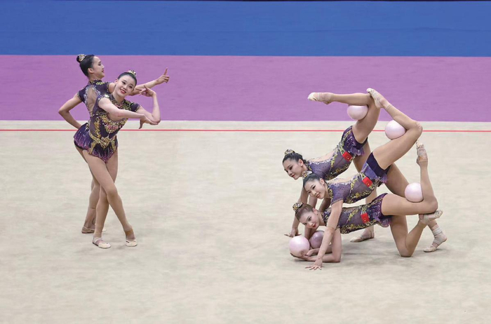 6月21日，国家体育馆，艺术体操世界挑战杯北京站，中国队夺得集体5球冠军。图为中国队在比赛中。新京报记者　王飞　摄