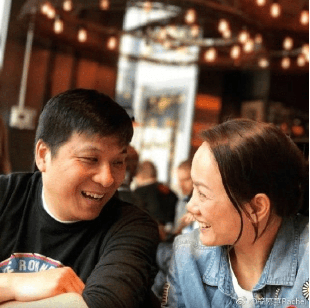 简慕华与老公是中学同学，婚后移居加拿大。