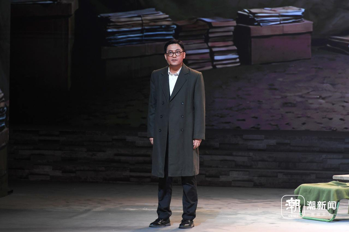 　　杭州话剧艺术中心演员朱浚齐在《马兰花开》中饰演“两弹一星”元勋王淦昌。陆伟 摄