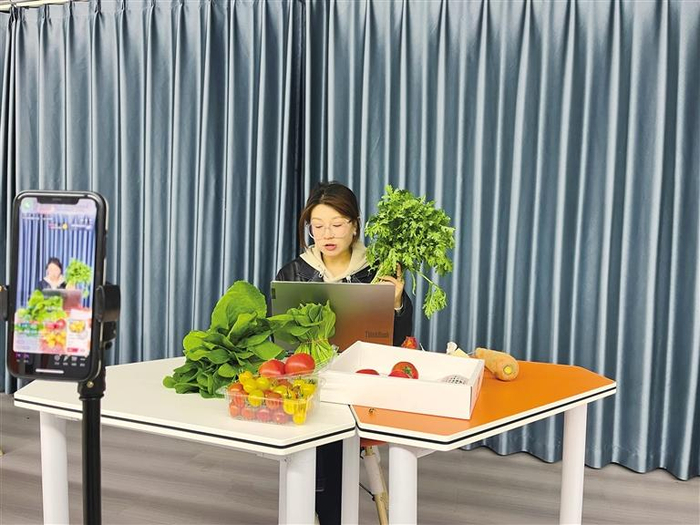 青年主播魏凯婷正在进行带货直播。安娜 摄