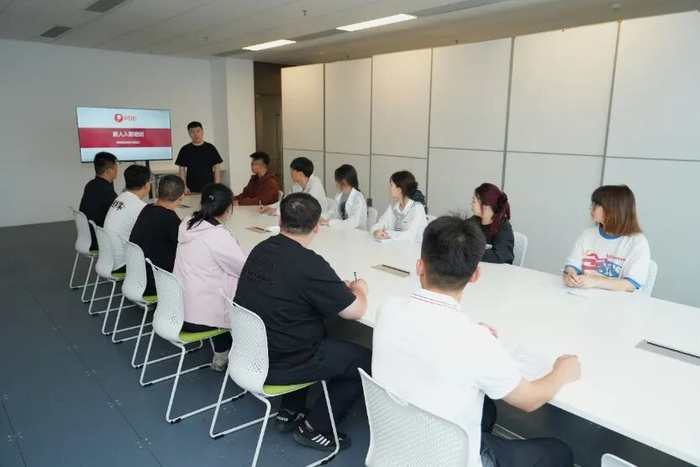 ▲入职首日，新员工们便一起参加了员工培训。（摄影 李峰）