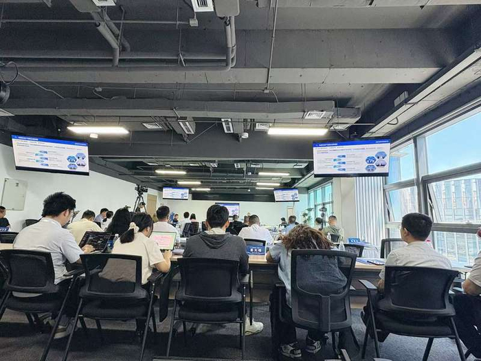 北京经信局科技标准处处长王晶在介绍北京市未来产业政策及“创赢未来”项目。新京报贝壳财经记者 韦英姿 摄
