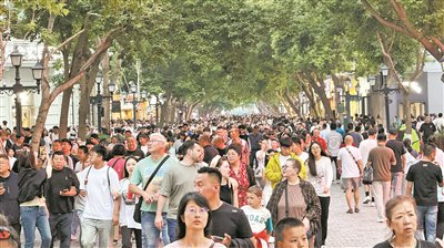 　　中外游客打卡中央大街。本报记者 李佳琪摄