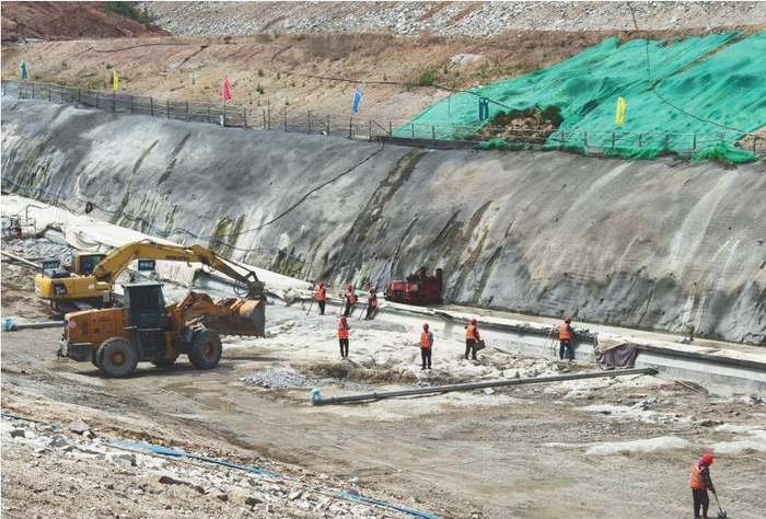         兴城抽水蓄能电站下水库大坝填筑现场。 本报记者 姜帆 摄