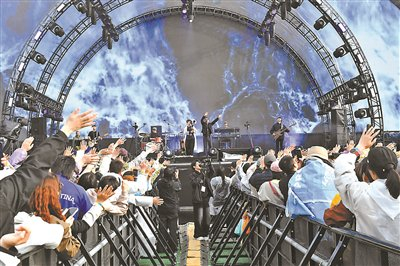 声音碎片乐队在超级草莓音乐节上表演供图/新华社