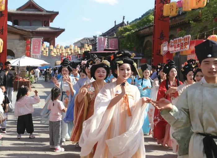 6月19日，游客在金延安景区欣赏国风表演。 