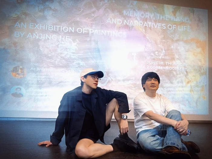 图4：艺术家何安静（右一）和策展人黄晟昱（左一）与人机共创媒体作品《可见性的生成》（Re-Appearance）