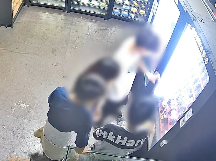 公共视频记录了嫌疑人的犯罪过程。