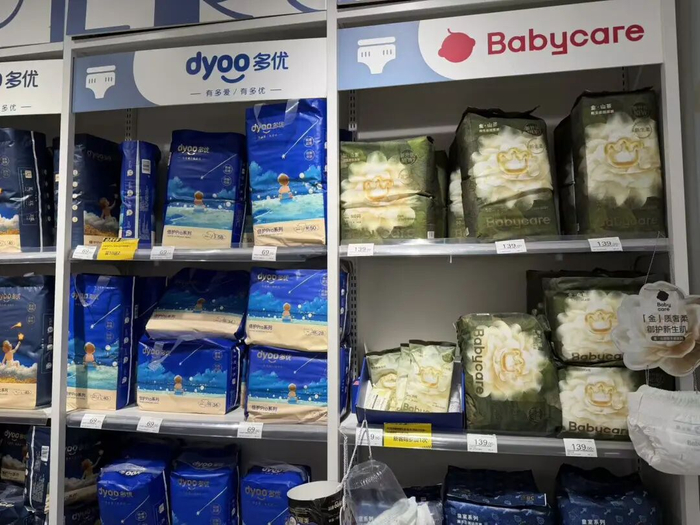 母婴店内的纸尿裤专区 蓝鲸记者摄