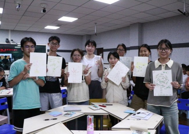 图5:樊盼玉在四川省宜宾市叙州区第二中学开展高三学生团体心理辅导工作坊