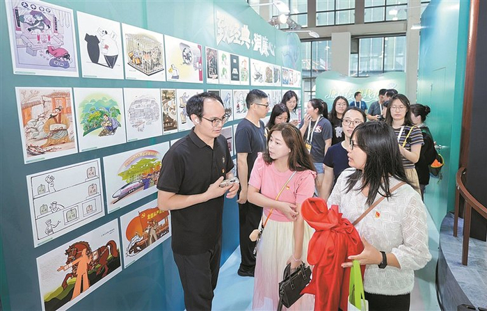 图为参观者在聆听现场工作人员讲解。 徐玲玲 摄