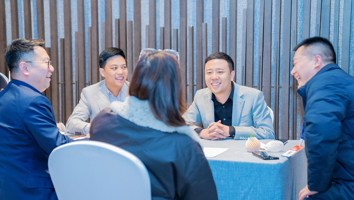 （图为创始人江棉斌企业新媒体咨询现场）