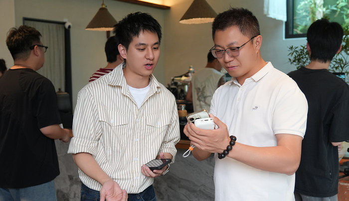 （图为橙长社老师免费为企业主答疑现场）