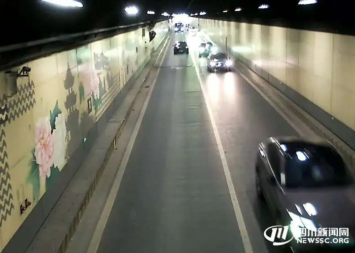 改造前，试点隧道跨线桥的同向车行道分界线为长实线不能变道