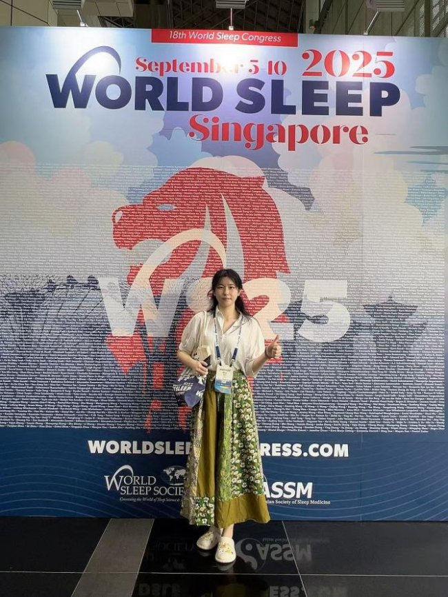图7:樊盼玉在2025年第18届世界睡眠大会合影留念