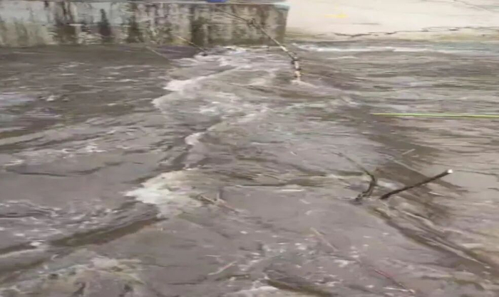 经过全员协同奋战，桥洞排水通道恢复通畅，桥面积水回落。考虑到降雨仍在持续，极易引发边坡松软、路面湿滑等次生安全风险，党员隐患排查专班随即对库区周边开展全覆盖拉网式巡查，重点检查围墙、排水管网、防雷电装置、仓储库房、周边沟渠等关键区域，细致排查渗漏、坍塌、排水不畅等各类隐患并建立完整隐患台账，严格落实闭环管理机制，坚持“发现一处、整改一处、清零一处”，坚决防止隐患留存、险情反复。项目部将持续抓实抓细各项防汛举措，提前研判极端天气风险、防范各类安全隐患，全方位织密汛期安全防护网，保障安全生产平稳运行。