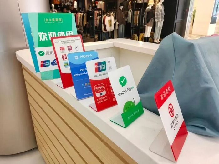 深圳罗湖口岸附近商场支付指示牌（记者曹媛/摄）
