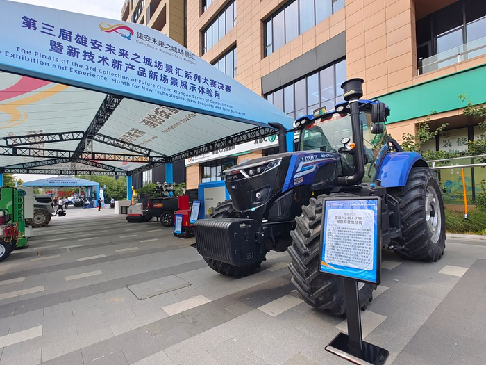 　　6月23日，雄安未来之城场景汇活动现场展示的智能驾驶拖拉机。新华社记者龚璟璐 摄