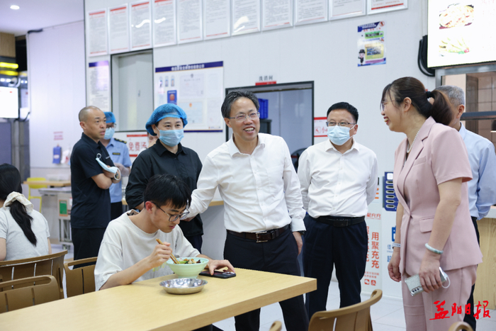 向世聪现场了解就餐学生用餐情况。钟浩摄