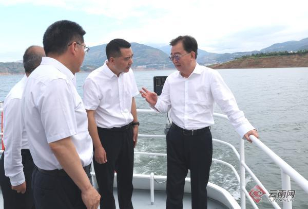 6月23日，王宁乘船巡河、巡库，了解廊道建设、河湖保护、湖滨旅游等情况。记者 周灿 摄
