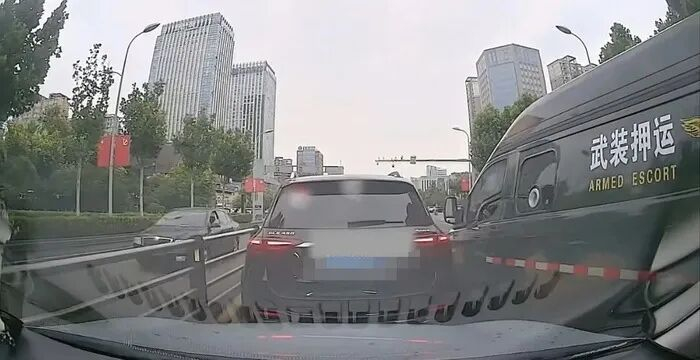 山西临汾一运钞车被指在正常通行路段频繁实线变道、强行加塞，各方回应：交管部门罚款100元，涉事驾驶员被辞退