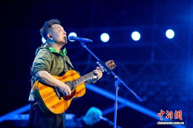 图为歌手许巍在演出中。 赵帅 摄