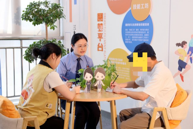 今年5月，在江苏省太仓市未成年人观护基地，检察官联合司法社工对观护对象小凌（化名）进行面对面谈话与心理测评。