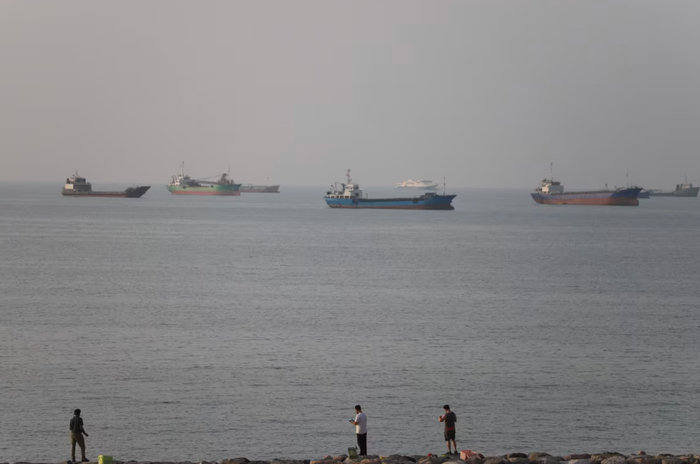 ▲2026年6月21日，伊朗阿巴斯港海滩附近霍尔木兹海峡中的船只