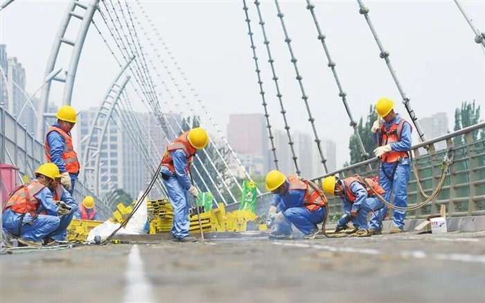 6月23日零时起，由太原市城管局市政建管中心负责实施的南内环桥维修改造工程正式启动。牛利敏/摄