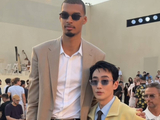 最萌身高差！文班亚马亮相巴黎时装周 与中国男演员朱一龙合影