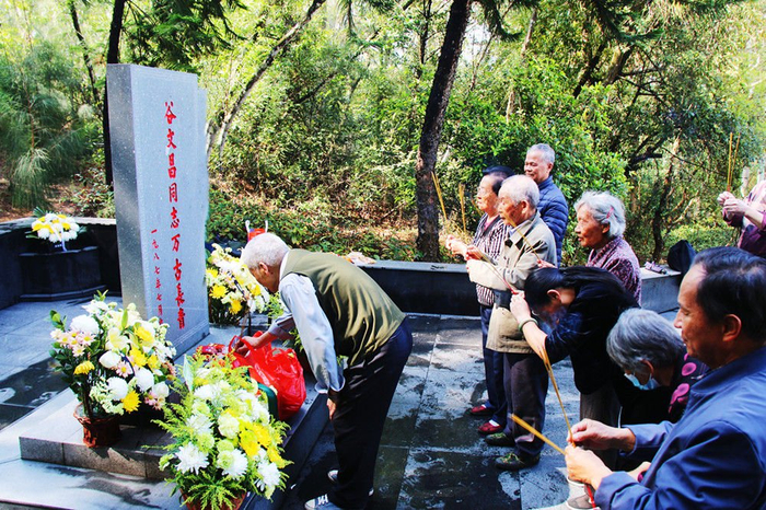 2026年4月4日，东山县群众在清明之际来到谷文昌纪念园凭吊祭奠。