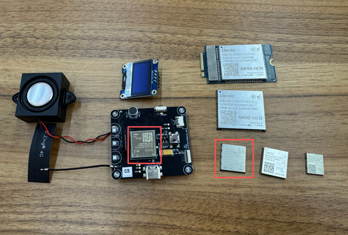 被用于AI玩具的通信模组、喇叭、电路板，红框中为4G通信模组，和指甲盖一般大小