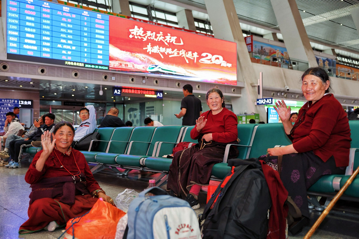 6月24日，三位藏族旅客在西宁站候车，准备前往拉萨。杨紫轩/摄影