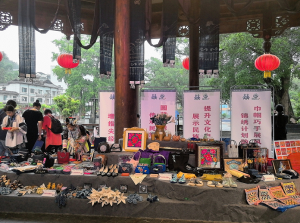 　　（从江刺绣技能大赛刺绣文创产品展区。图片来源：从江县妇女联合会）